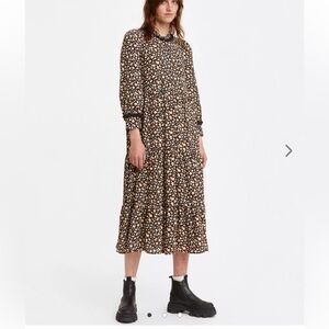 40. Levi's Farah Midi Dress Gloral Dusty caviar, tiered silhouette